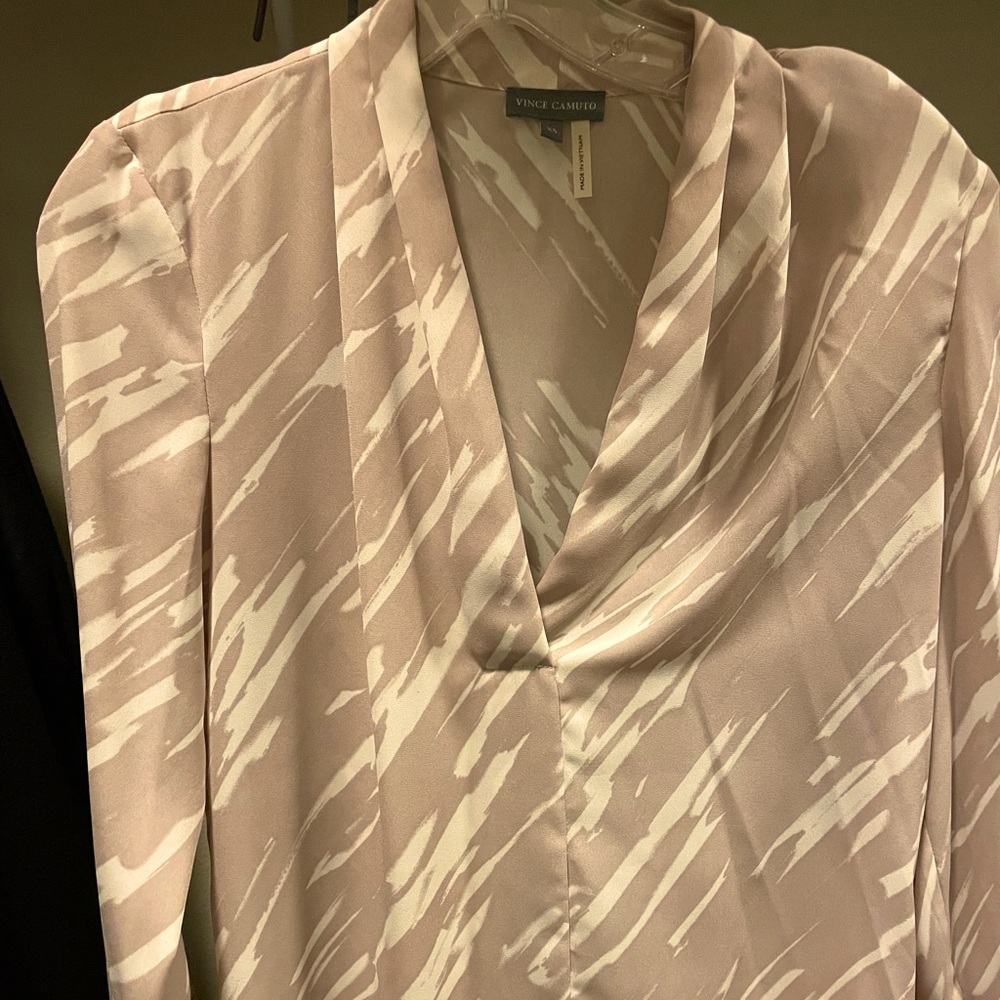 Vince camuto rose blouse